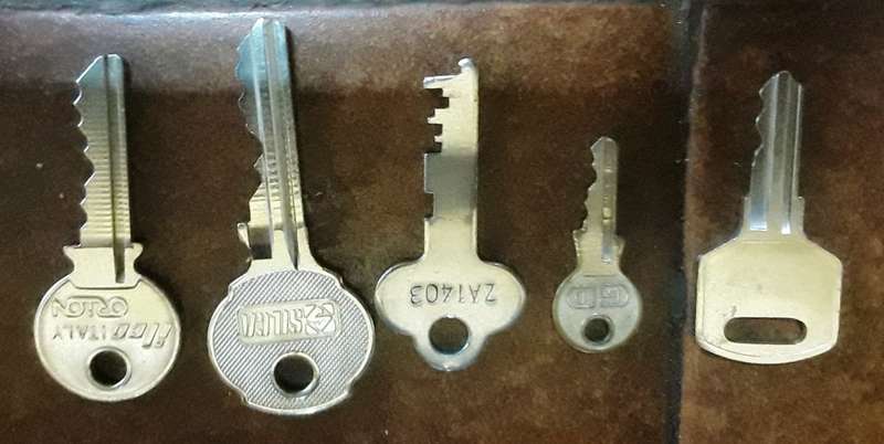 Collection of 20 different keys - See scans (For Collectors) (KEY022)