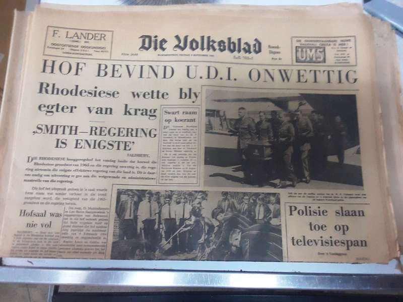 Lot van 5 Koerante - Sien scans vir datums ens (een gratis los bladsy PE Vloedkade)