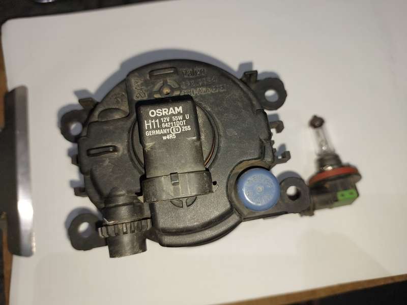 Renault foglight (P/N 8200074008, fits Megane II & other models)