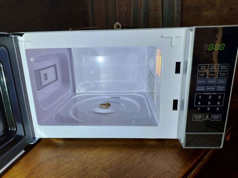 Russel-Hobbs model RHEM21L 20-litre 700 Watt mirror-front microwave oven - As new!