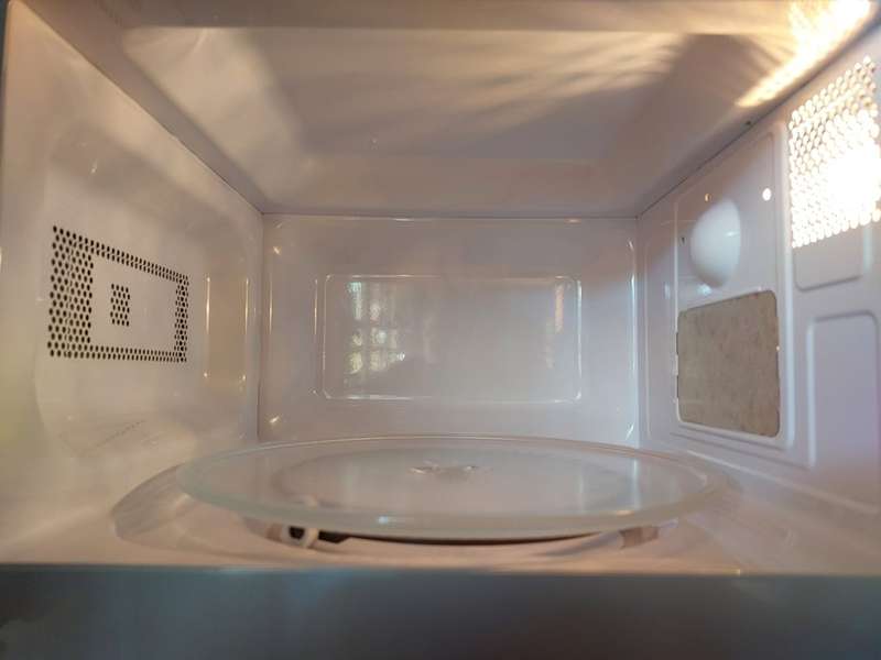 Russel-Hobbs model RHEM21L 20-litre 700 Watt mirror-front microwave oven - As new!
