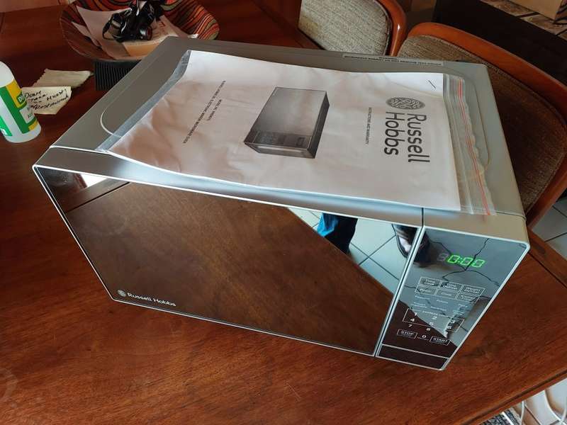 Russel-Hobbs model RHEM21L 20-litre 700 Watt mirror-front microwave oven - As new!
