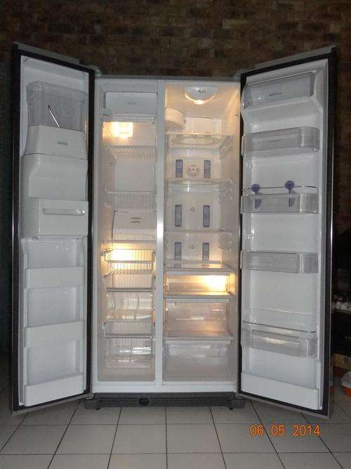 Whirlpool 652-litre side-by-side fridge-freezer with in-door water & ice
