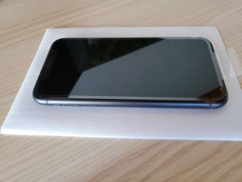 Apple iPhone 11 / 64GB / Black