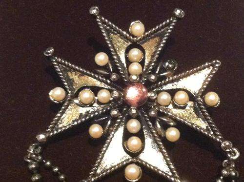 Awesome VINTAGE BROOCH! Must. Have. It.