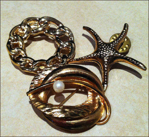 Lot of elegant vintage brooches/pins x3