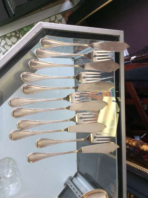 ELEGANT VINTAGE SILVER PLATED FISH KNIVES AND FORKS