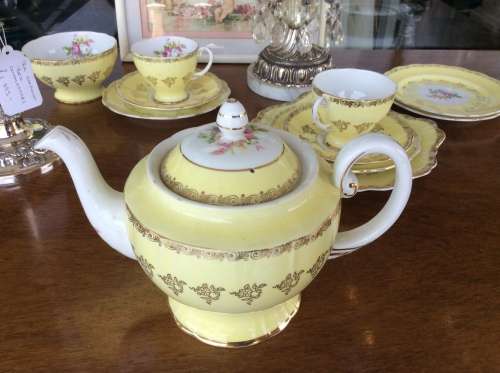 BEAUTIFUL ROYAL STANDARD BONE CHINA TEAPOT