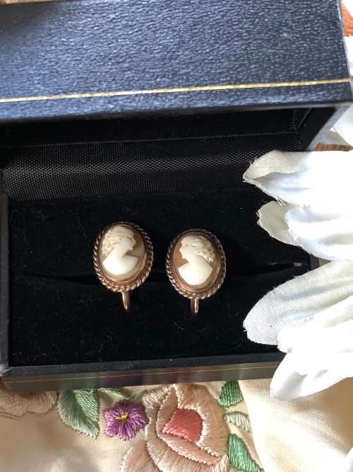 VINTAGE 9CT GOLD & CAMEO EARRINGS