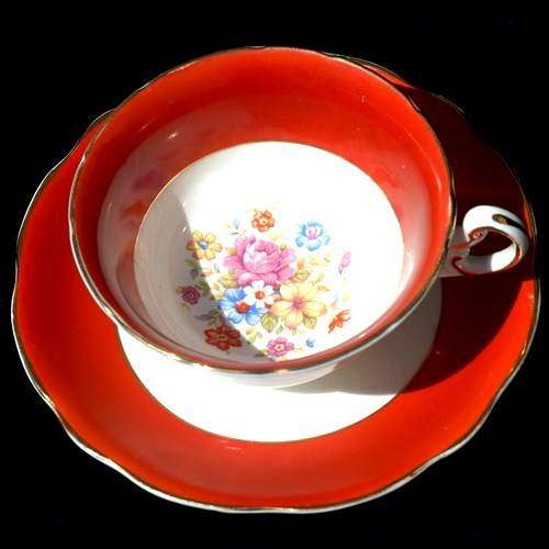 TEA DUO. BONE CHINA. FOLEY. England. Vintage (1950s). Burgundy.
