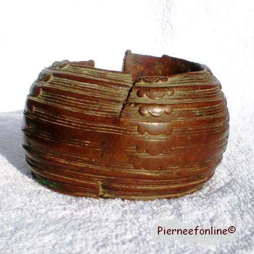 Image of currency anklet.