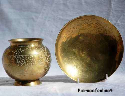 EDWARDIAN SMALL CHINESE BRASS BOWL & VASE. Cast & engraved (c 1910). 664 g total weight.