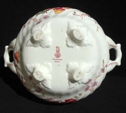 feet of the tureen