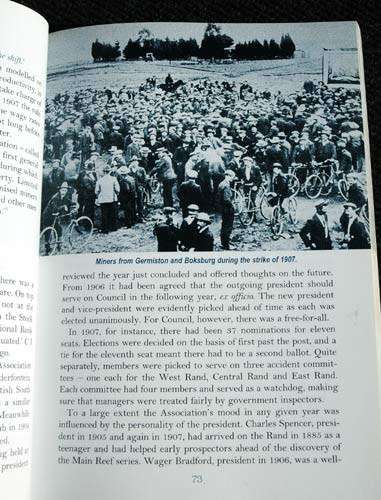 A COURT OF KINGS : The Story of South Africa`s Association of Mine Managers -- Anthony Hocking