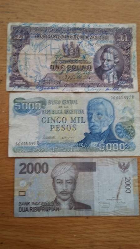 3x World Notes  FromNew Zeelnd 1Pond With a Lot Of Signatures On