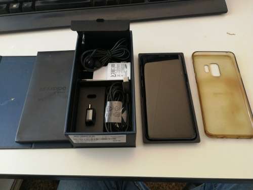 Samsung Galaxy S9 64gb with small crack