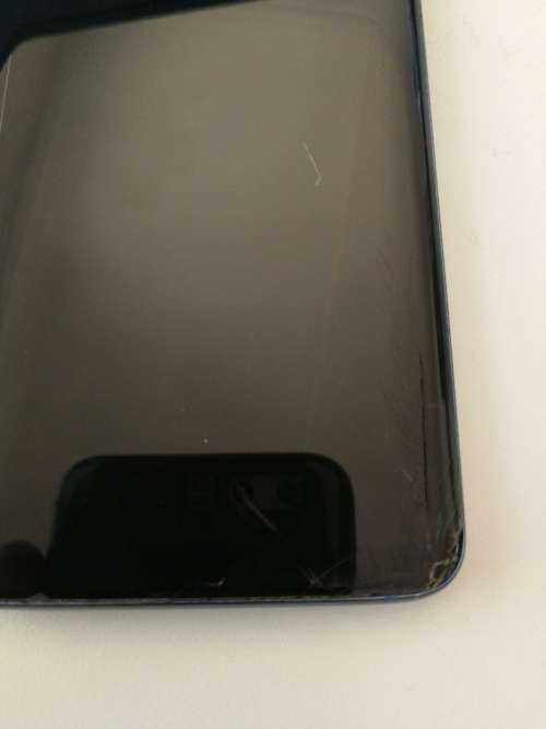 Samsung Galaxy S9 64gb with small crack
