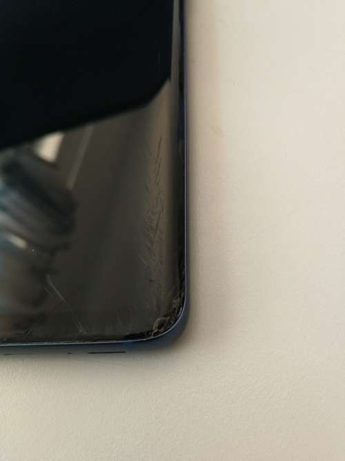 Samsung Galaxy S9 64gb with small crack