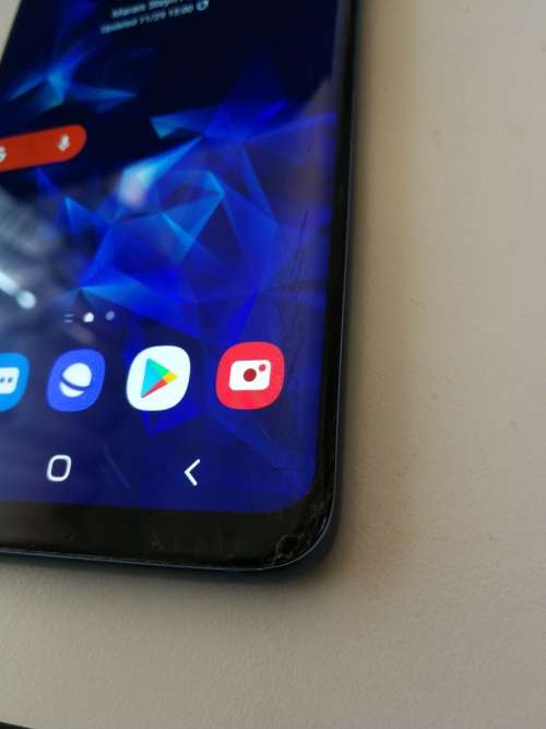 Samsung Galaxy S9 64gb with small crack