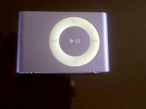 iPOD SHUFFLE 2GB IN FAIRLY GOOD CONDITION SILVER COLOUR