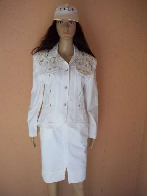 STUNNING WHITE SAFFRON SUIT WITH RHINESTONES -  SIZE 34