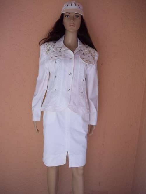 STUNNING WHITE SAFFRON SUIT WITH RHINESTONES -  SIZE 34