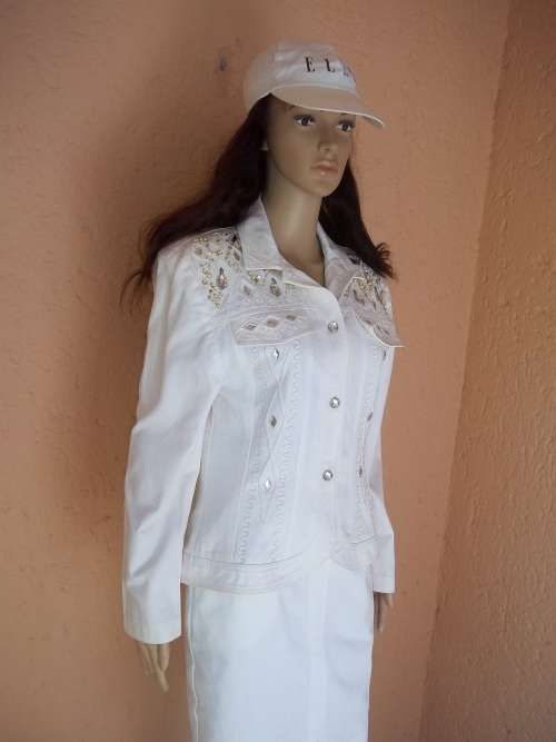 STUNNING WHITE SAFFRON SUIT WITH RHINESTONES -  SIZE 34