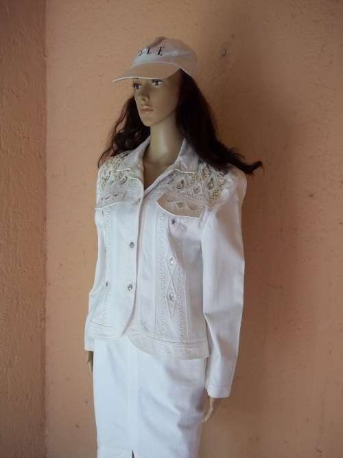 STUNNING WHITE SAFFRON SUIT WITH RHINESTONES -  SIZE 34