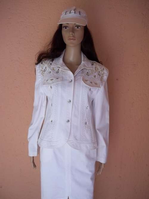 STUNNING WHITE SAFFRON SUIT WITH RHINESTONES -  SIZE 34