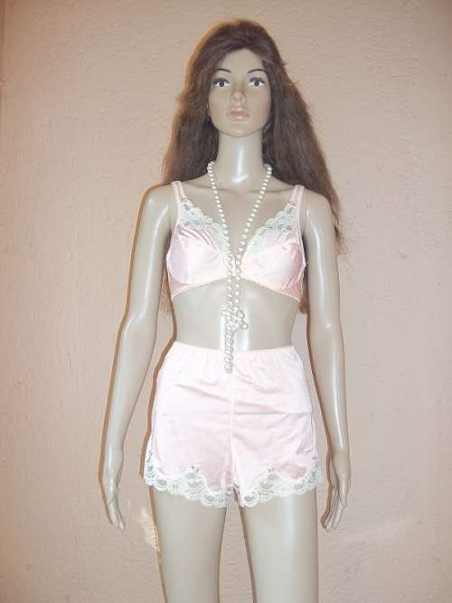 ***SPRING SALE*** VINTAGE LINGERIE - PEACH BRA SET - BRA SIZE - 34 C / PANTIES - SMALL