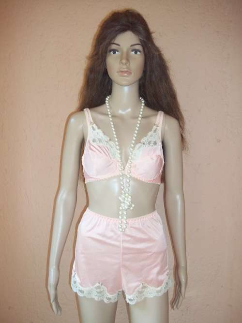 ***SPRING SALE*** VINTAGE LINGERIE - PEACH BRA SET - BRA SIZE - 34 C / PANTIES - SMALL