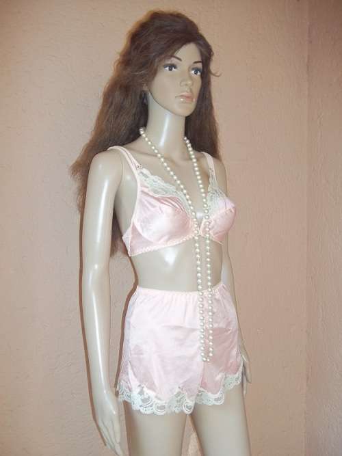 ***SPRING SALE*** VINTAGE LINGERIE - PEACH BRA SET - BRA SIZE - 34 C / PANTIES - SMALL