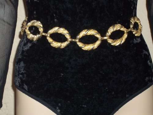 ***SUMMER SALE*** GOLD DISC / CHAIN VINTAGE BELT - SIZE - MEDIUM