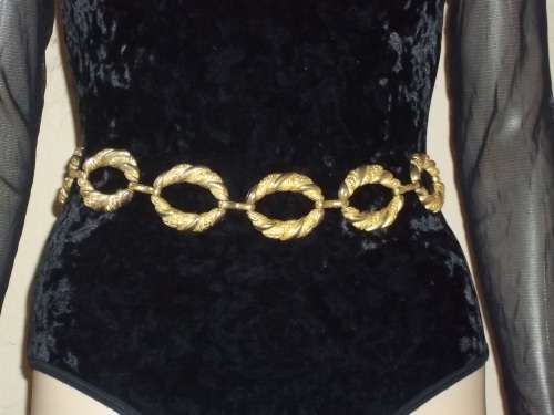 ***SUMMER SALE*** GOLD DISC / CHAIN VINTAGE BELT - SIZE - MEDIUM