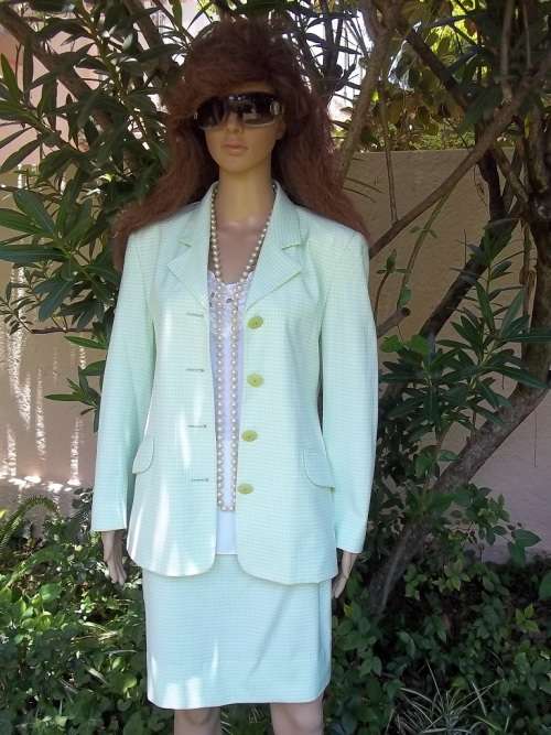 STUNNING GREEN GINGHAM SUIT FROM QUEENSPARK   - SIZE 34 / 36