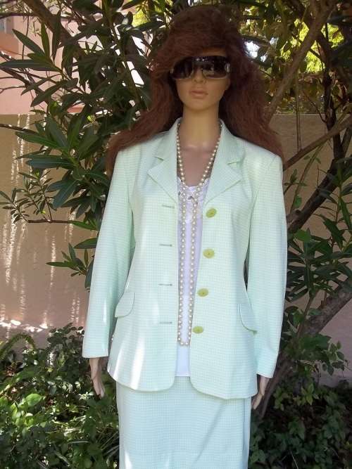 STUNNING GREEN GINGHAM SUIT FROM QUEENSPARK   - SIZE 34 / 36