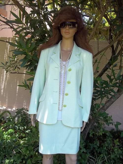 STUNNING GREEN GINGHAM SUIT FROM QUEENSPARK   - SIZE 34 / 36
