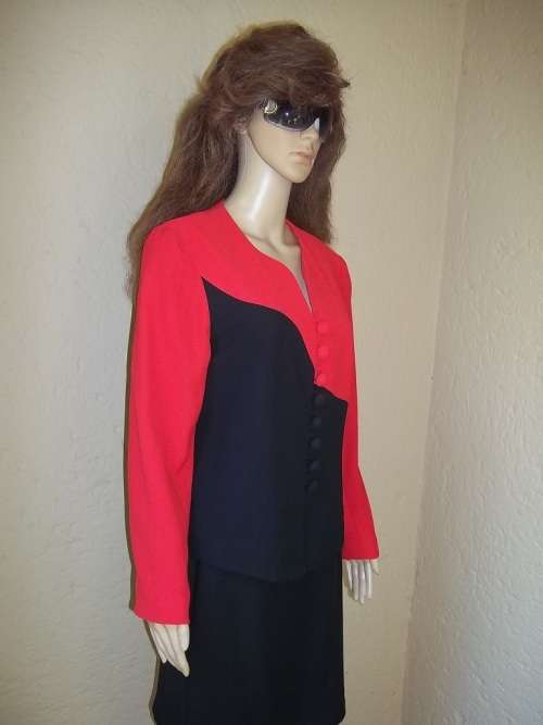 STYLISH AND CHIC RED AND BLACK  LISA B SUIT FROM GENEVIEVE WHALLEY  -  SIZE 34