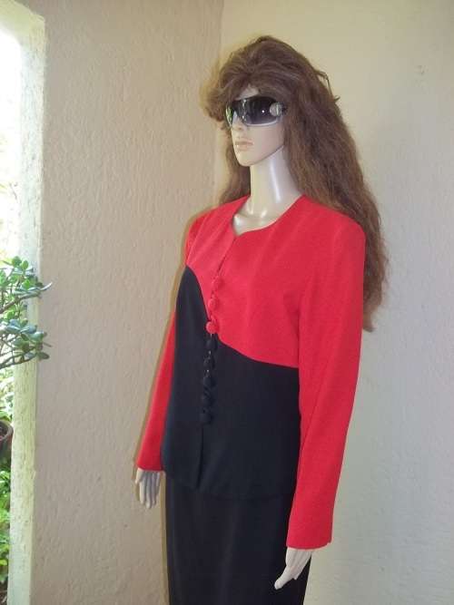 STYLISH AND CHIC RED AND BLACK  LISA B SUIT FROM GENEVIEVE WHALLEY  -  SIZE 34