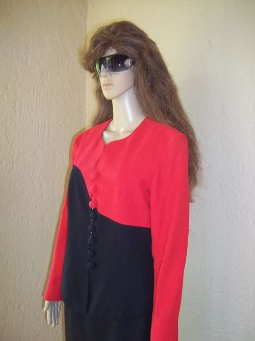 STYLISH AND CHIC RED AND BLACK  LISA B SUIT FROM GENEVIEVE WHALLEY  -  SIZE 34