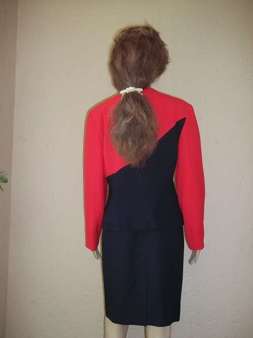 STYLISH AND CHIC RED AND BLACK  LISA B SUIT FROM GENEVIEVE WHALLEY  -  SIZE 34