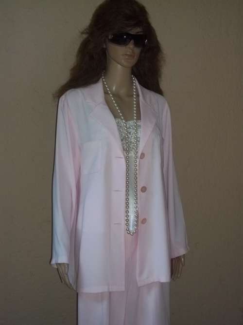 CLASSIC PINK MISS CASSIDY PANTSUIT FROM QUEENSPARK - SIZE 34