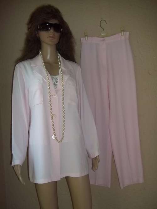 CLASSIC PINK MISS CASSIDY PANTSUIT FROM QUEENSPARK - SIZE 34