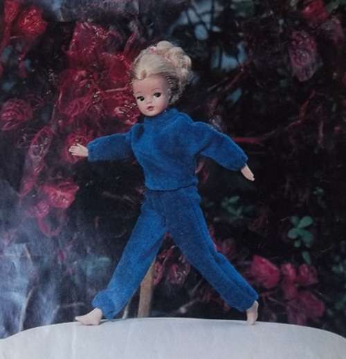 MAKING TRACKS - FOR 30 cm SINDY VINTAGE FASHION DOLL- TRENDY TRACK SUIT PATTERN - BARBIE ADJUSTMENT