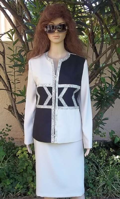 ELEGANT AND CHIC ESSENCE BEIGE AND BLACK SUIT WITH SNAKE SKIN PRINT TRIM - IMMACULATE - SIZE 34 / 32