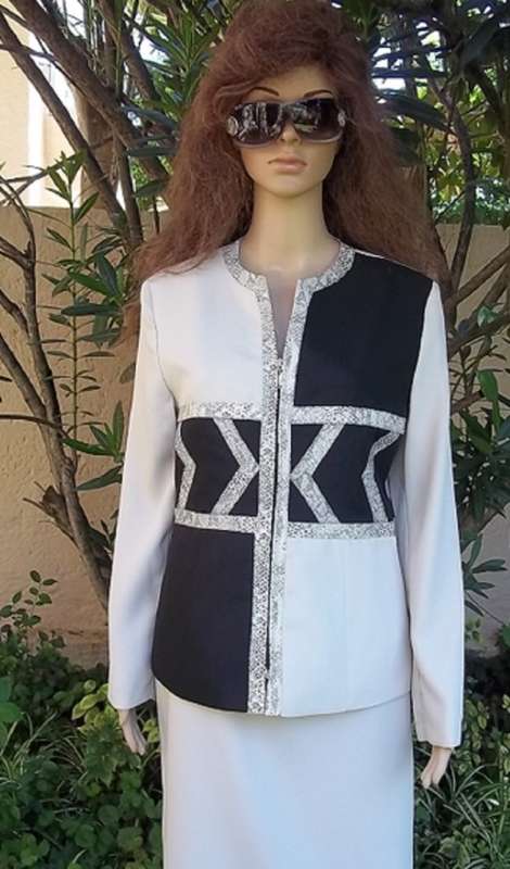 ELEGANT AND CHIC ESSENCE BEIGE AND BLACK SUIT WITH SNAKE SKIN PRINT TRIM - IMMACULATE - SIZE 34 / 32