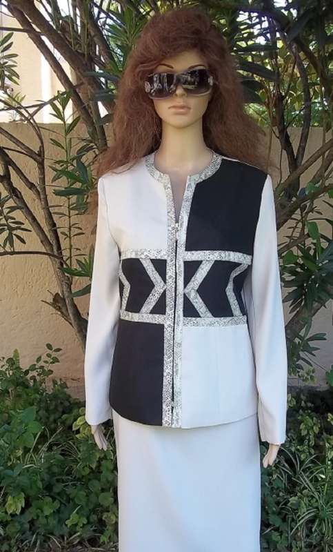 ELEGANT AND CHIC ESSENCE BEIGE AND BLACK SUIT WITH SNAKE SKIN PRINT TRIM - IMMACULATE - SIZE 34 / 32