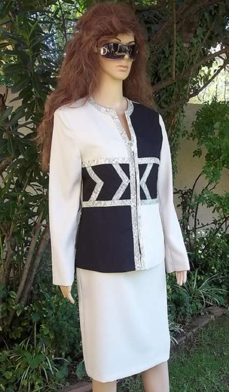 ELEGANT AND CHIC ESSENCE BEIGE AND BLACK SUIT WITH SNAKE SKIN PRINT TRIM - IMMACULATE - SIZE 34 / 32