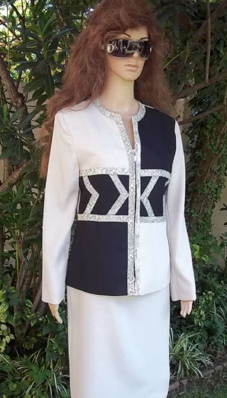 ELEGANT AND CHIC ESSENCE BEIGE AND BLACK SUIT WITH SNAKE SKIN PRINT TRIM - IMMACULATE - SIZE 34 / 32