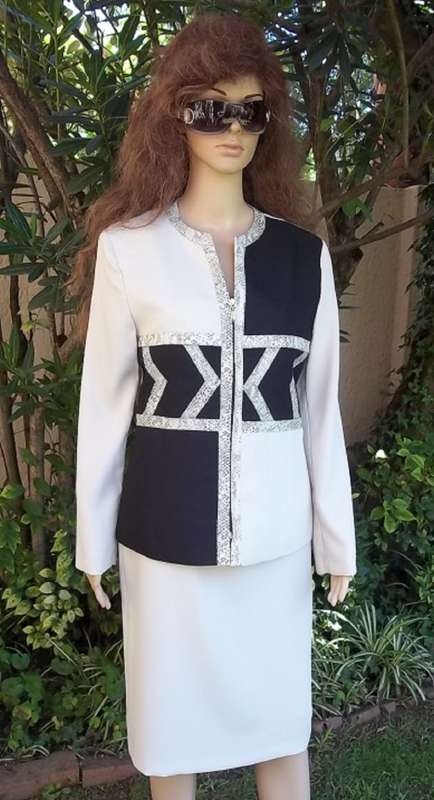 ELEGANT AND CHIC ESSENCE BEIGE AND BLACK SUIT WITH SNAKE SKIN PRINT TRIM - IMMACULATE - SIZE 34 / 32